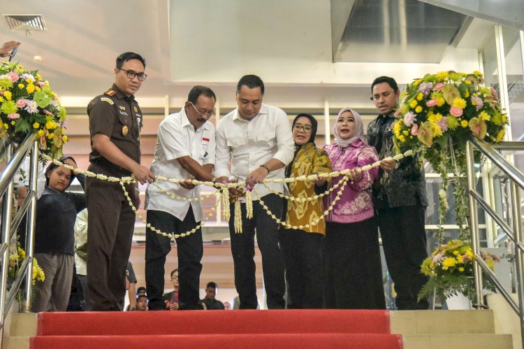 Teks foto: Wali Kota Eri didampingi Rini Indriyani, Armuji, jajaran Forkopimda Surabaya, serta pimpinan DPRD Kota Surabaya meresmikan terowongan pejalan kaki TIJ-KBS/RMOLJatim