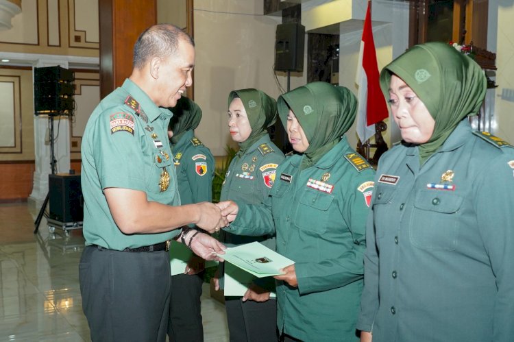 Mayjen TNI Rudy Saladin memberikan potongan tumpeng kepada perwakilan Kowad/ist