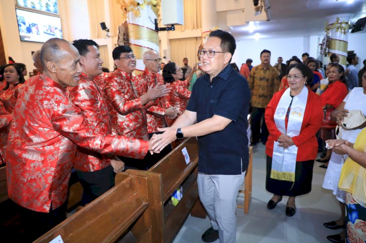 PJ Gubernur Jatim Adhy Karyono memantau perayaan natal 
