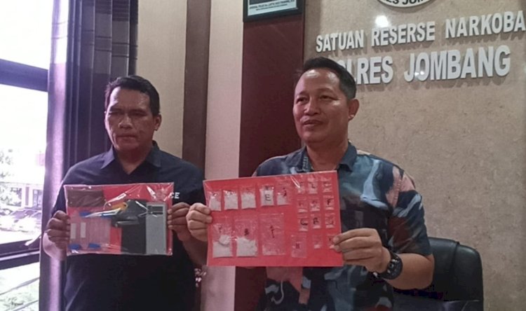 AKP Ahmad Yani saat menunjukkan barang bukti hasil tangkap 2 residivis/RMOLJatim