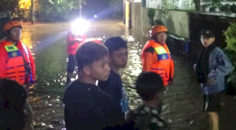 Petugas saat menelusuri rumah warga yang terendam banjir di Kota Malang/Ist