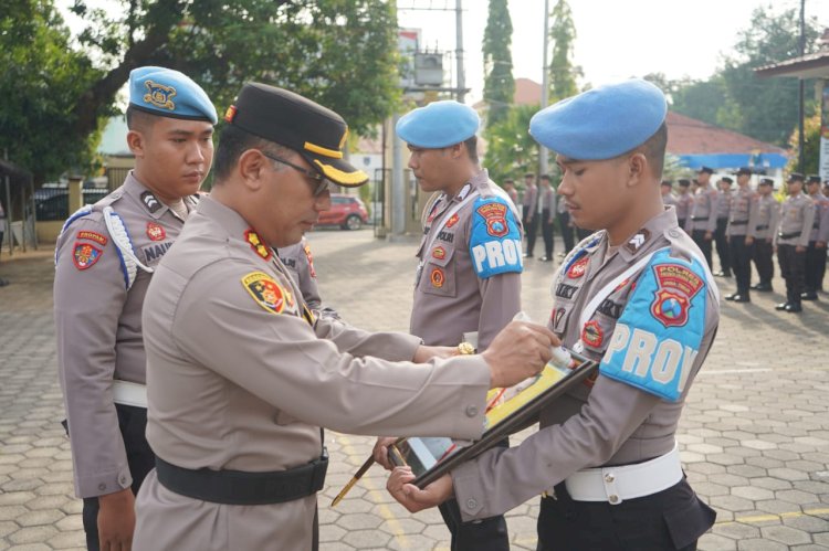 Kapolres Probolinggo Kota saat memimpin Upacara Pemberhentian Tidak Dengan Hormat (PTDH) terhadap anggotanya/RMOLJatim 