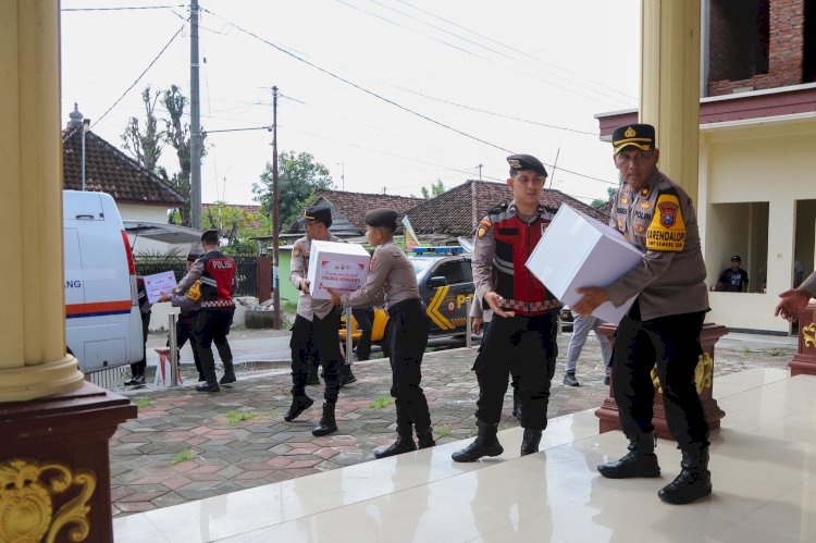 Polres Jombang menyalurkan Bansos berupa paket sembako di wilayah Kecamatan Bandar Kedungmulyo, Kabupaten Jombang/Ist