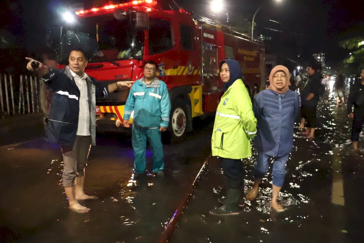 Teks foto: Wali Kota Eri memantau banjir di Surabaya/RMOLJatim