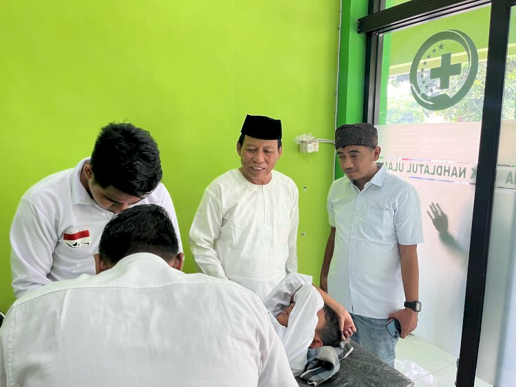 Ketua NU KH Arba’i Hasan Dan Ketua Ansor Kota Probolinggo Salamul Huda saat memantau khitan massal di Klinik NU kota setempat