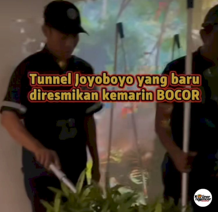 Teks foto: Dua petugas tampak membersihkan air dari kebocoran tunnel joyoboyo/ist