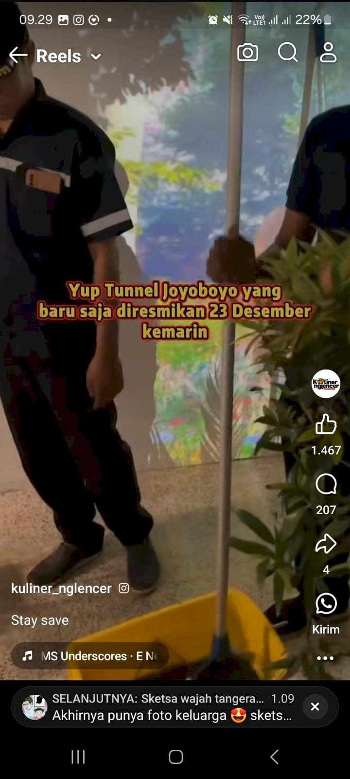 Potongan layar, dua pekerja saat membersihkan air hujan akibat kebocoran tunnel Joyoboyo/ist