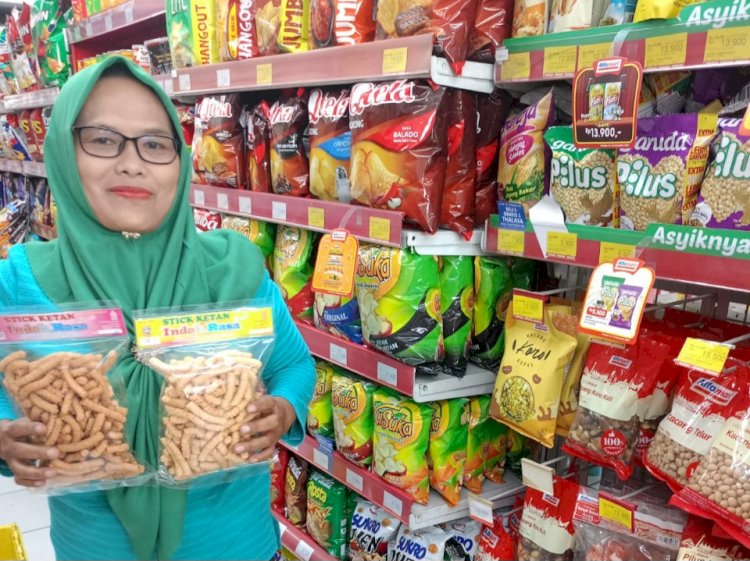 Murmini bersama produk Stik Indah Rasa miliknya/RMOLJatim