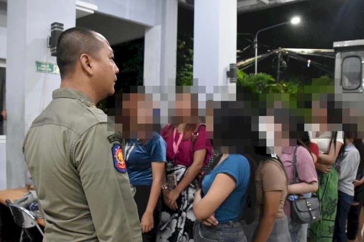 Teks foto: Satpol PP Surabaya mengamankan belasan pemuda/Ist