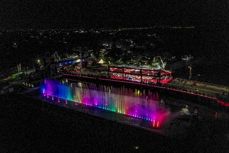 Teks foto: Pasona Laser Air Mancur Jembatan Suroboyo/ist