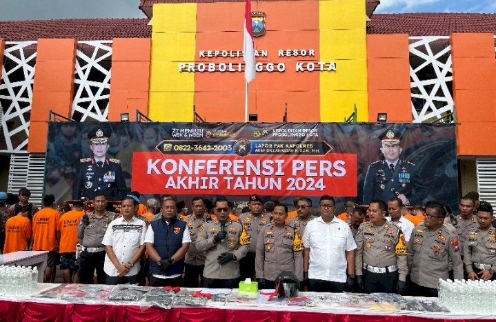 Kapolres Probolinggo Kota AKBP Oki Ahadian bersama jajaran saat konferensi pers akhir tahun 2024/RMOLJatim