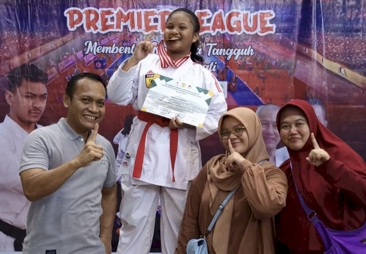 Rara saat menerima medali bersama keluarganya/RMOLJatim