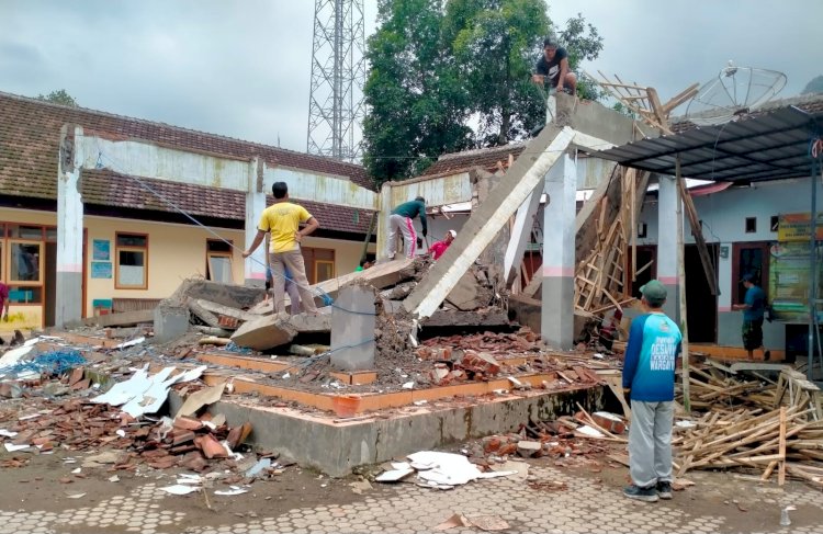 Bangunan balai desa di Situbondo yang ambruk/ ist