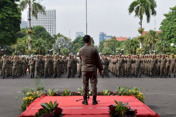Teks foto; Fikser memimpin apel Satpol PP Surabaya/RMOLJatim