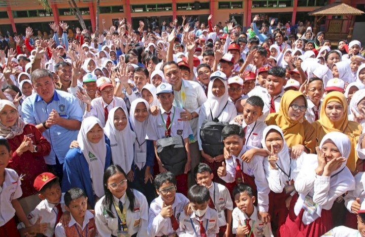 Wali Kota Eri bersama murid SDN/ist