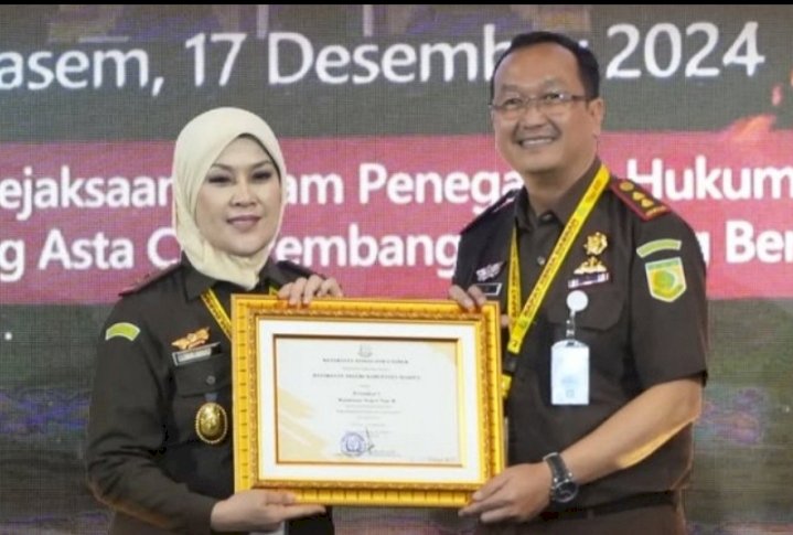 Kajari Kabupaten Madiun Oktario Hartawan Achmad saat menerima penghargaan dari Kepala Kejaksaan Tinggi Jawa Timur, Mia Amiati/Ist