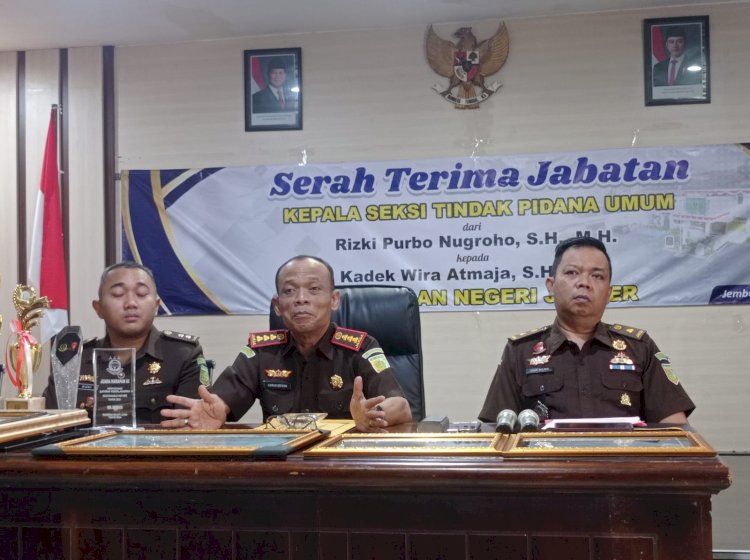 Kajari Jember, Ichwan Efendi (Tengah) usai memberikan keterangan pers di Kejari Jember/Ist