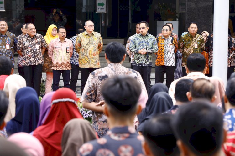 Pj Gubernur Jatim Adhy Karyono memimpin apel pagi awal tahun 2025/istimewa