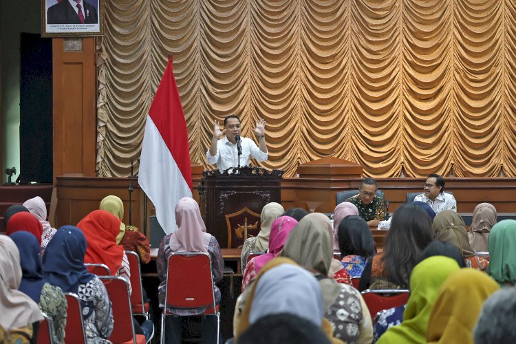 Teks foto: Wali Kota Eri mengumpulkan kepala PD di Graha Sawunggaling/RMOLJatim