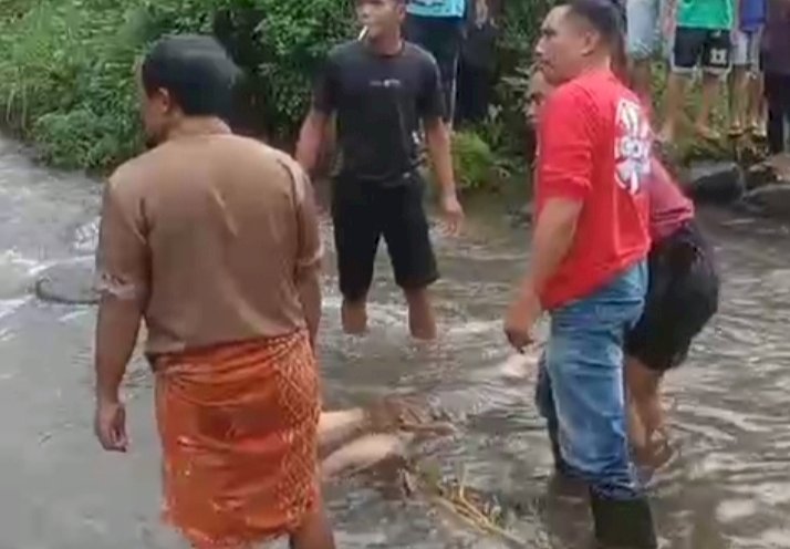 Korban saat ditemukan mengambang di sungai/RMOLJatim
