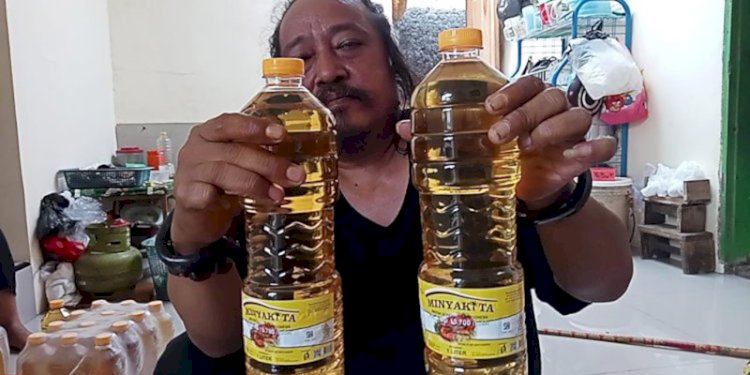 Amay memperlihatkan minyak goreng merek "MinyaKita" yang diduga palsu/RMOLJabar