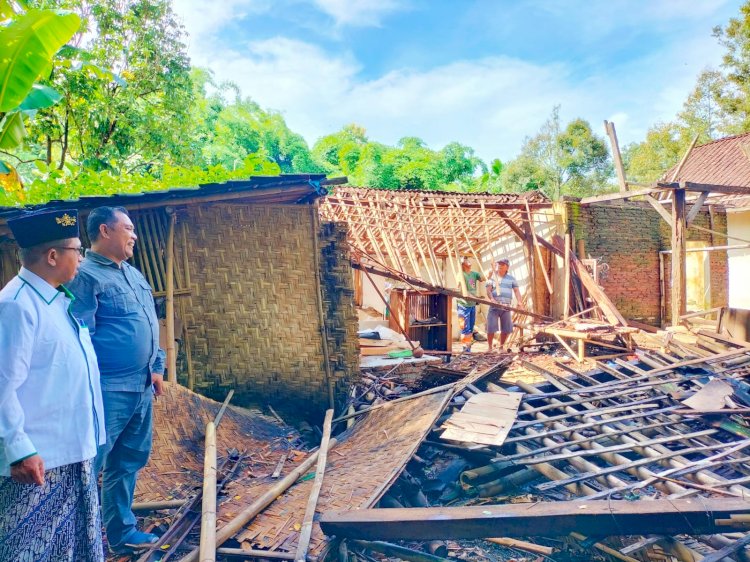 Suasana pembongkaran rumah ambruk dan pelaksanaan bedah rumah/RMOLJatim