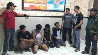 para pelaku yang merupakan residivis, diamankan di Polsek Simokerto 