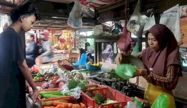 harga cabai di pasar Dukuh Kupang naik 