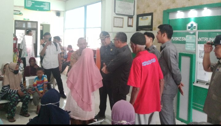 Anggota Komisi B DPRD Kabupaten Madiun saat sidak ke Puskesmas Gantrung Kecamatan Kebonsari Madiun/RMOLJatim
