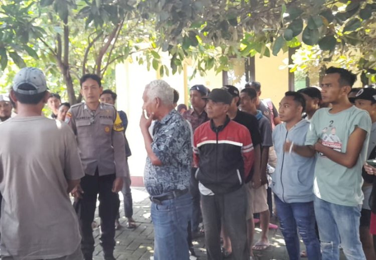 Para pedagang PKL di Kraksaan, Mendatangi Polsek Kraksaan Probolinggo. /RMOL Jatim