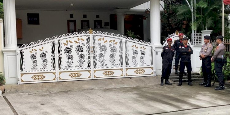 Rumah pribadi Sekjen DPP PDIP, Hasto Kristiyanto di Bekasi dijaga petugas/Ist