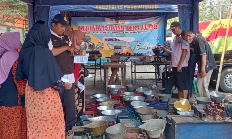 Petugas DKUPP Pemkab Probolinggo saat melakukan tera ulang. /Ist