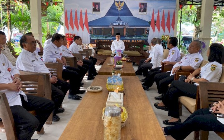 Kunjungan Pj Bupati Madiun beserta pejabat eselon 2 dan camat ke kediaman Bupati terpilih Hari Wuryanto/RMOLJatim