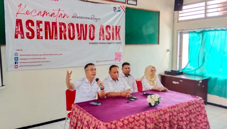 Fikser saat konferensi pers di Kantor Kecamatan Asemrowo/RMOLJatim