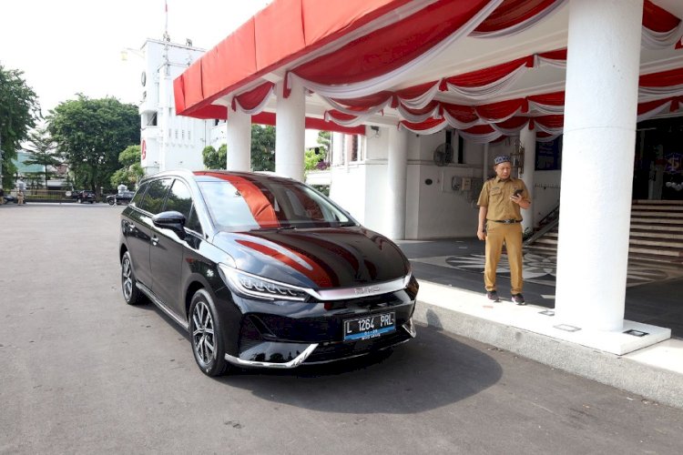 Ali Murtadlo menunjukkan mobil listrik/RMOLJatim