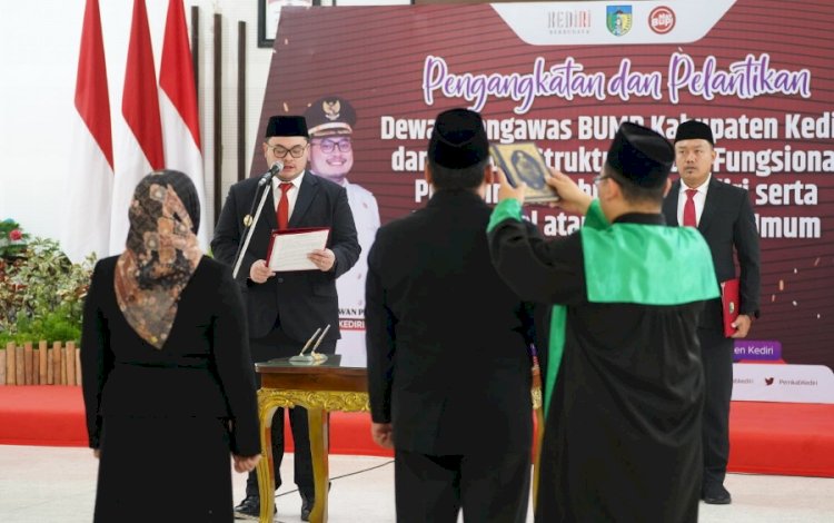 Bupati Bupati Kediri Mas Dhito saat melantik 4 Dewas BUMD/istimewa