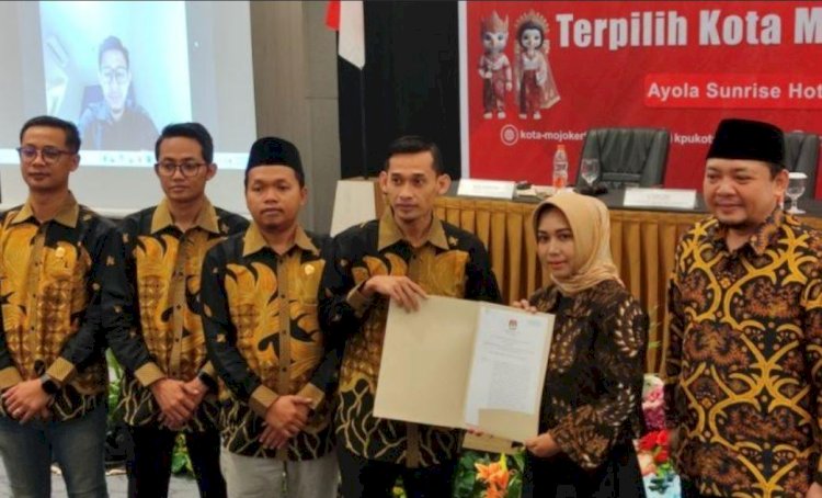 KPU Kota Mojokerto menyerahkan berita acara penetapan Ika Puspitasari sebagai kepala daerah 2025 – 2030   /ist