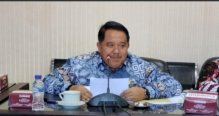  Kepala Dinas pendidikan Jember, Hadi Mulyono saat hearing di ruang komisi D DPRD Jember (