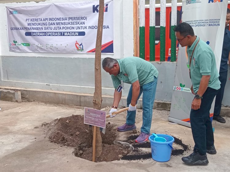 Vice president PT KAI Daop 7 Madiun Suharjono saat melakukan penanaman pohon di Depo Mekanik kota Madiun/RMOLJatim