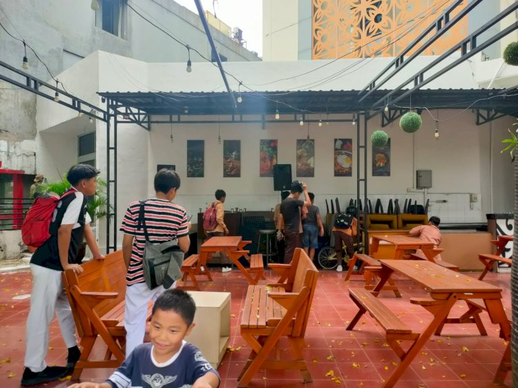 Para pelajar berburu jagad coin di hotel Simpang Surabaya 