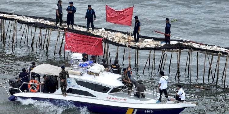 Polisi Khusus (Polsus) Kelautan melakukan penyegelan kegiatan pemagaran laut di Tangerang, Banten pada Kamis, 9 Januari 2025/Ist