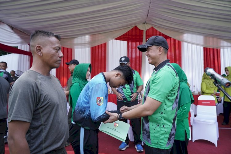 Teks foto: Mayjen TNI Rudy Saladin memberikan tali asih/ist