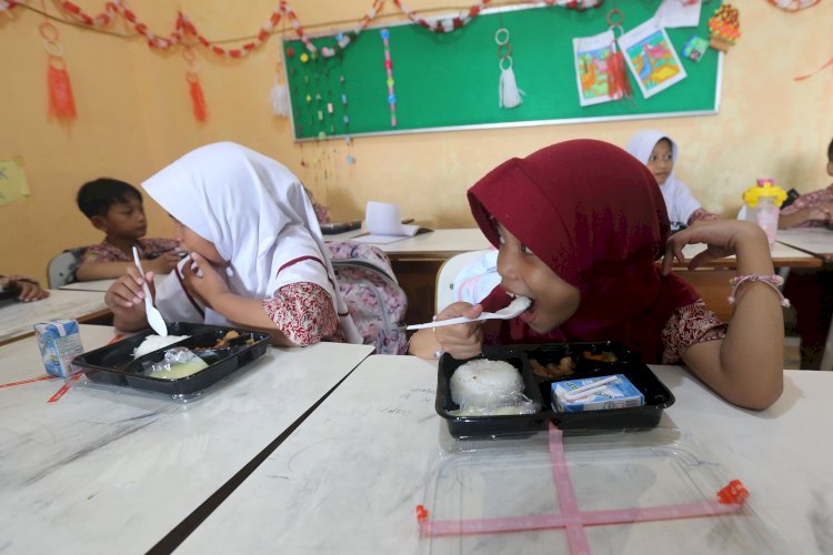 Siswa saat menikmati MBG/Ist