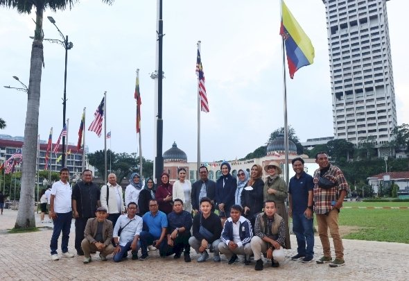 Penulis bersama rombongan NasDem di Kuala Lumpur/ist