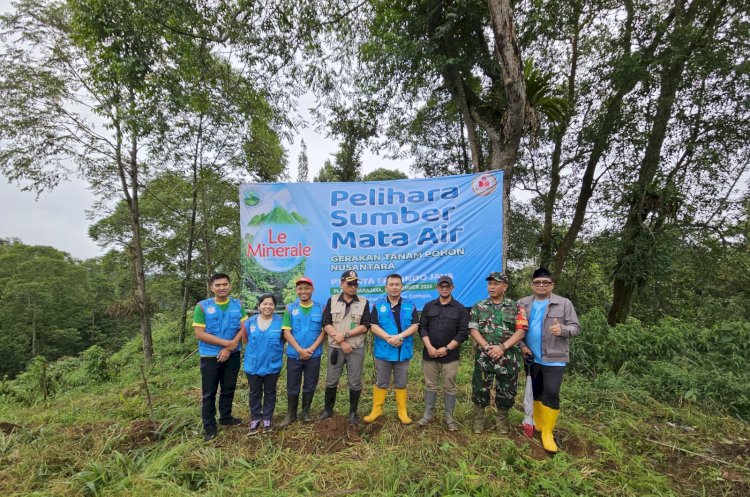 Le Minerale berkomitmen mewujudkan keberlanjutan sumber air bersih dengan menanam pohon/Ist