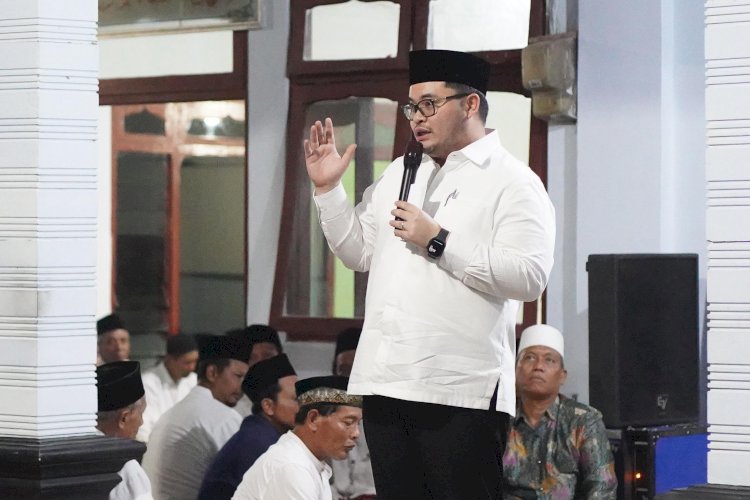 Foto : Bupati Kediri saat Tahlilan Bareng Warga di Ponpes Raudlatul Ibaad Plemahan