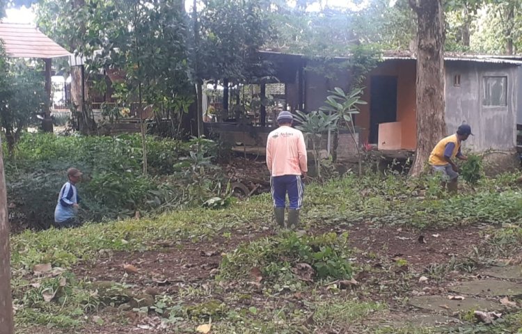 Kelompok tani KKP sedang kerja bakti membersihkan lahan wisata dungus forest park/RMOLJatim