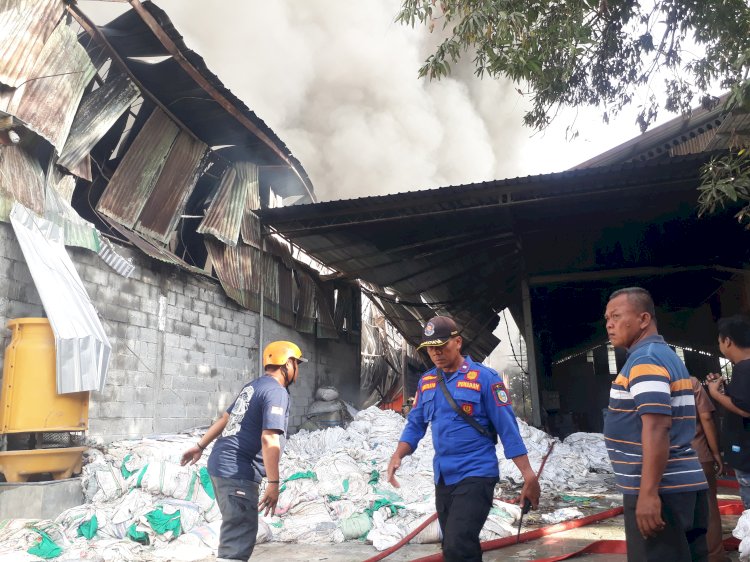 Poto - petugas padamkan kebakaran di pabrik tali rafia Mojongapit Jombang