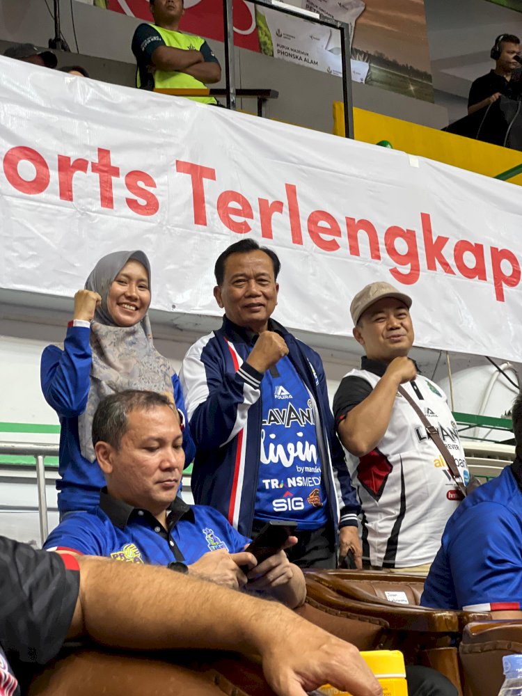 Wakil Ketua DPRD Jatim Sri Wahyuni dan anggota Fraksi Demokrat DPRD Jatim Rasiyo dan M Arbayanto menyaksikan pertandingan  voli putra Jakarta  Lavani melawan Samator Surabaya/ist