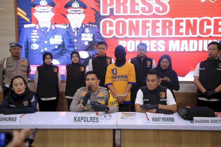 Konferensi pers pengungkapan pembuangan bayi oleh dua sejoli di gedung Tantya Sudhirajati Polres Madiun, Senin (13/1)/RMOLJatim 